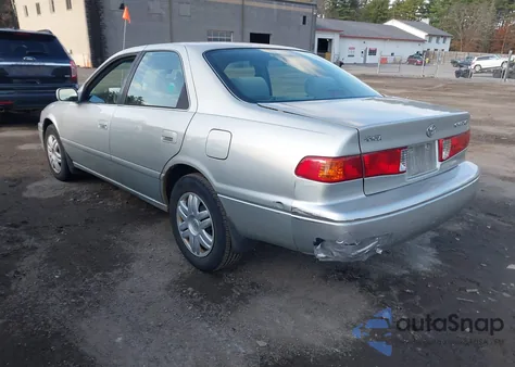 2001 Toyota Camry Le z USA, uszkodzony, nr VIN 4T1BG22K51U815041